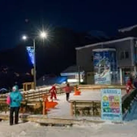 Au Pied Des Pistes Avec Parking à - Fr-1-573-110 *